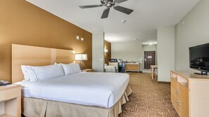 Desk, blackout curtains, iron/ironing board, free cots/infant beds - Holiday Inn Express Hotel Suites Lubbock Southwest-Wolfforth by IHG (Wolfforth)