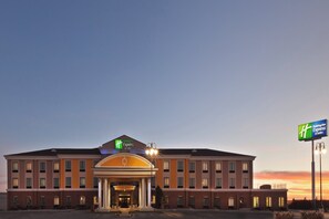A Holiday Inn Express & Suites hotel with a central entrance, multiple windows, and a flat roof. - Holiday Inn Express Hotel Suites Lubbock Southwest-Wolfforth by IHG (Wolfforth)