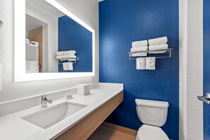 Artículos de higiene personal gratuitos, secador de pelo y toallas