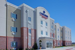 Un hotel de varios pisos con un letrero llamativo de Candlewood Suites.