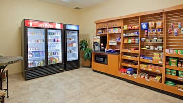 Un refrigerador para bebidas con una variedad de opciones y una máquina de café.