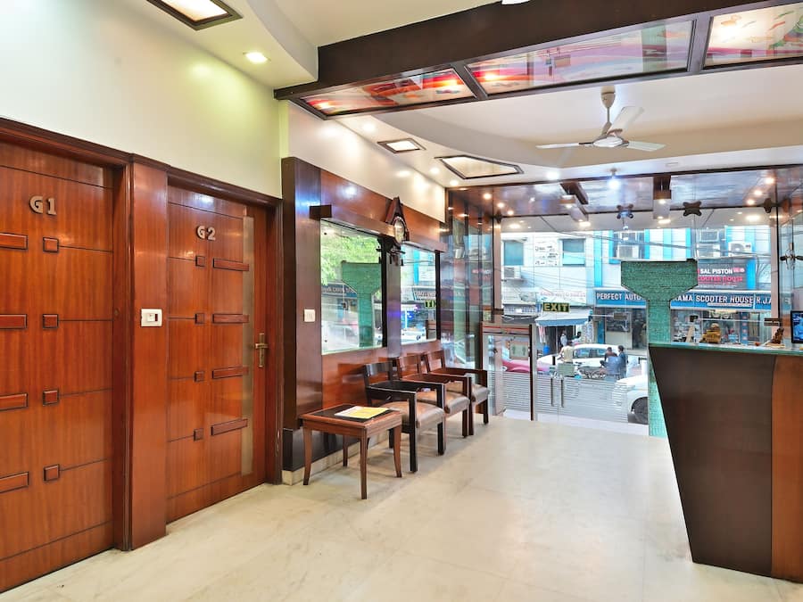 Een 32-inch lcd-televisie met kabelzenders en een televisie