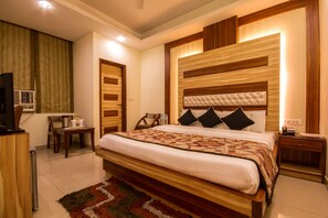 Pillowtop beds, individually decorated, individually furnished, desk - Hotel Aster Inn (New Delhi)