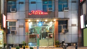 Et hotel med flere etager, med et tydeligt skilt, der viser 
