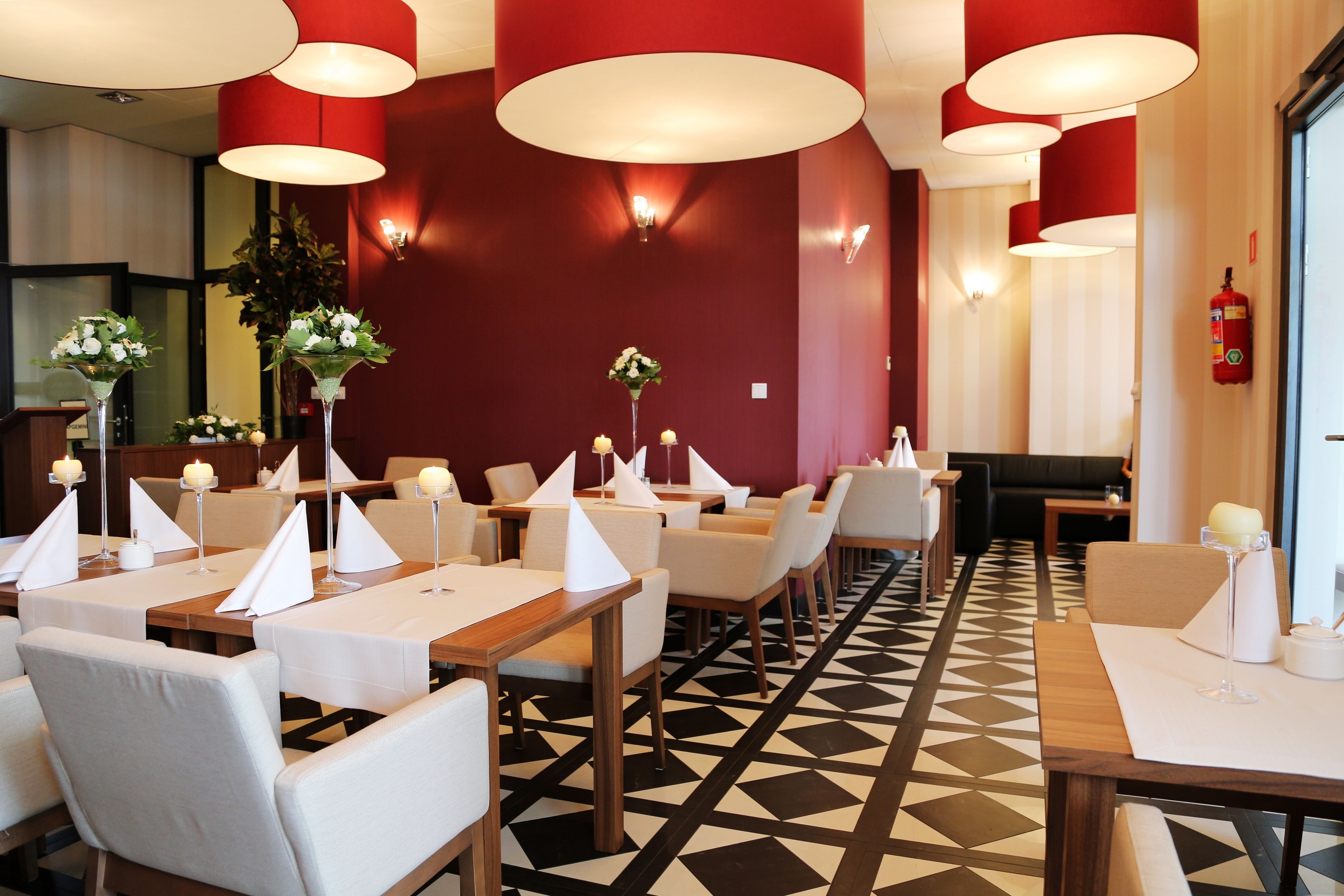 breakfast, lunch, dinner served; international cuisine