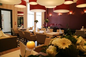 Breakfast, lunch, dinner served; international cuisine  - Hotel Swing (Kraków)
