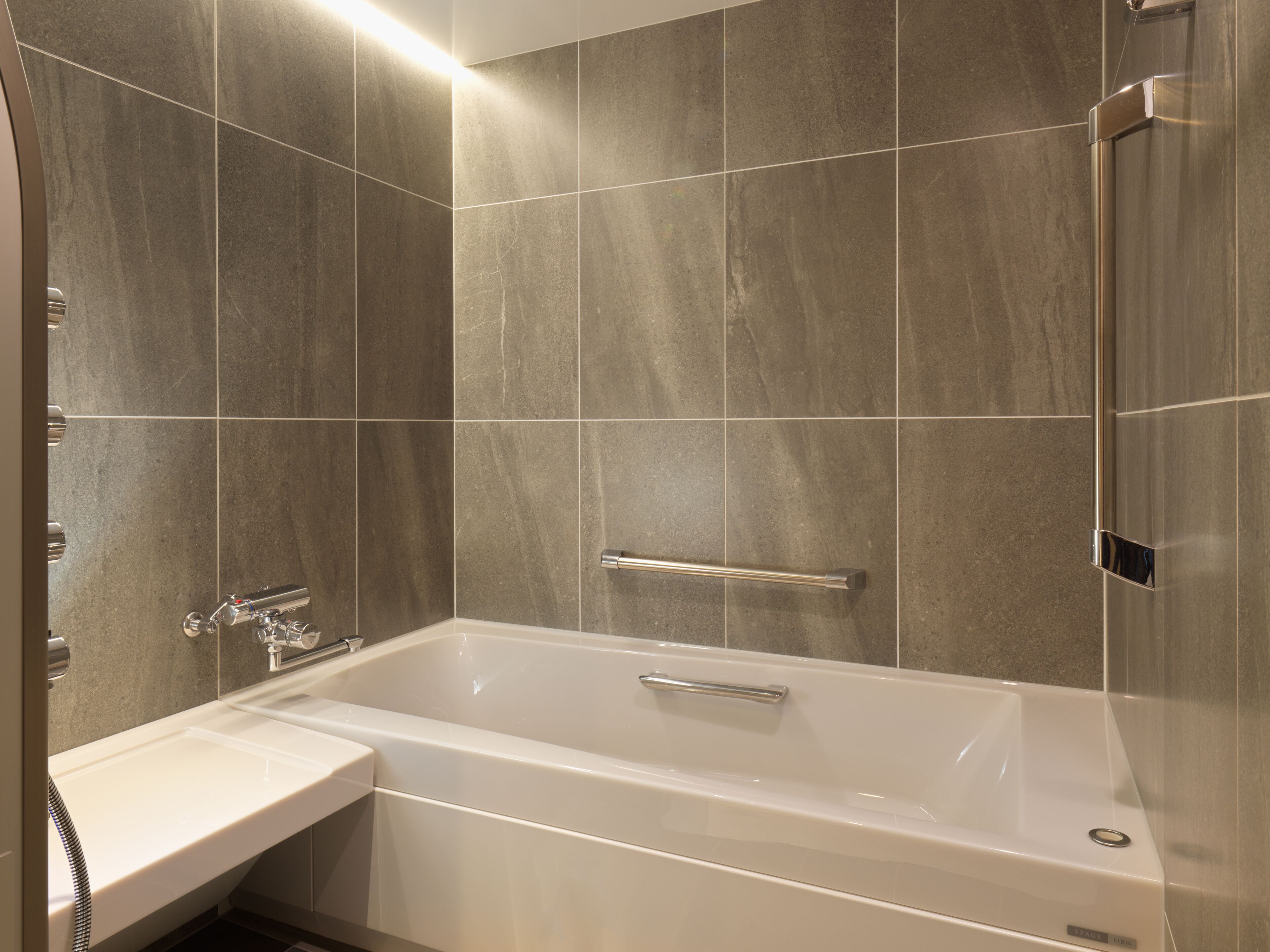 deluxe twin, new tower building, non smoking | bathroom | combined shower/bathtub, free toiletries, hair dryer, slippers