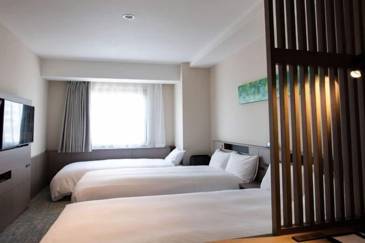 Tabla de planchar con plancha, wifi gratis y ropa de cama