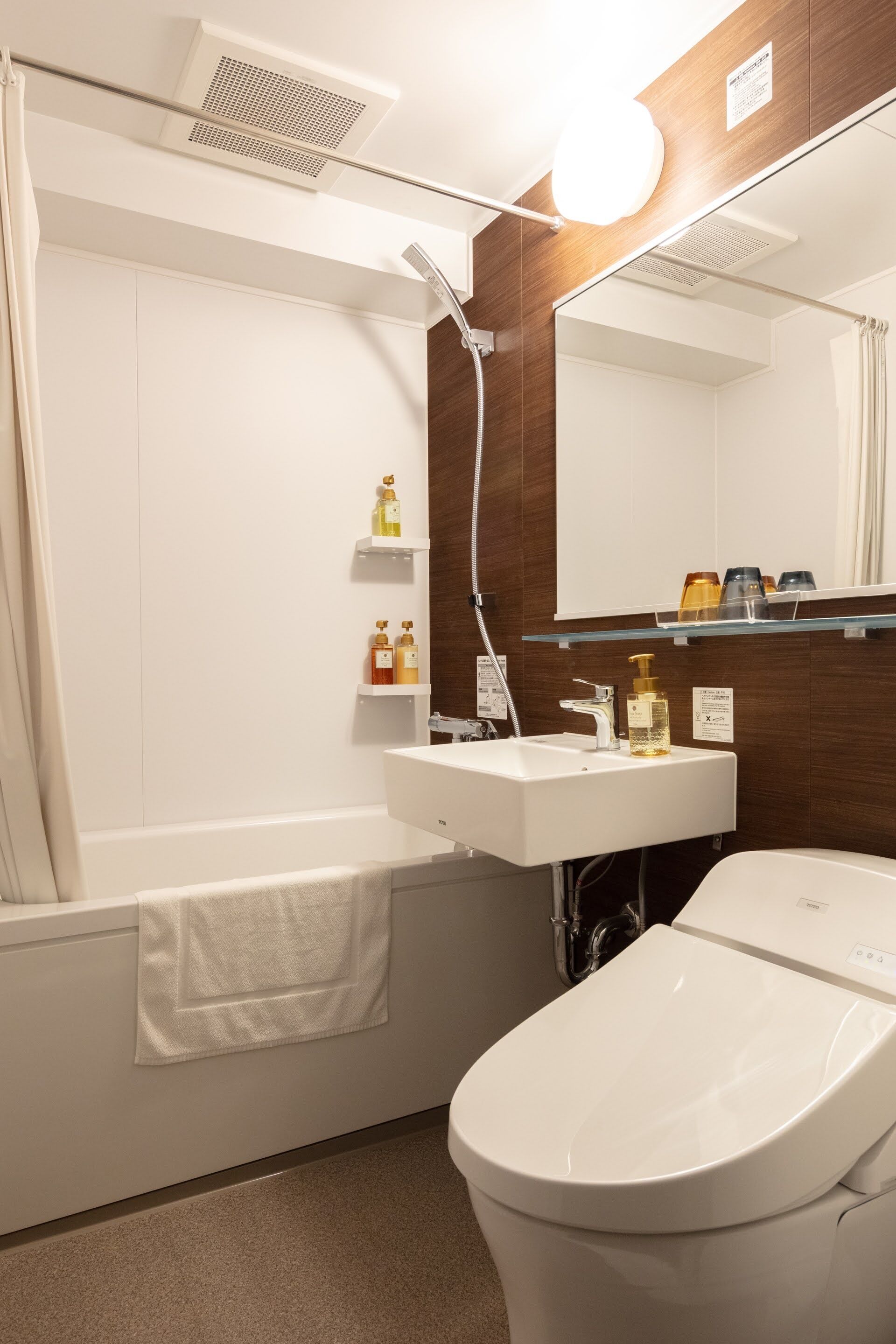 combined shower/bathtub, free toiletries, hair dryer, slippers