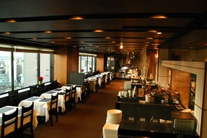Petit déjeuner et déjeuner servis sur place