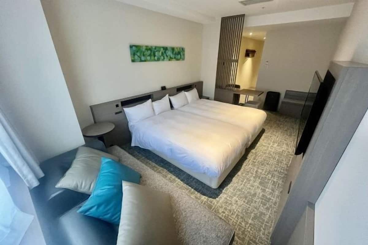 Tabla de planchar con plancha, wifi gratis y ropa de cama