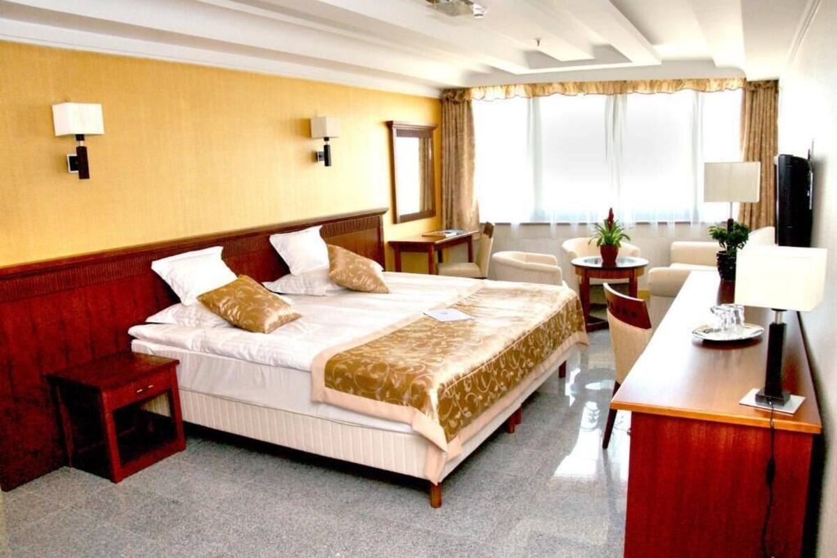高級客房 | 高級寢具、Select Comfort 床墊、房內夾萬、遮光窗簾/窗簾