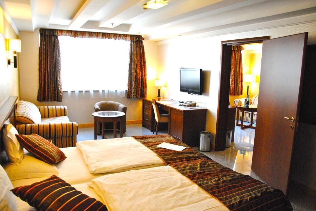 Family Triple Room, City View | Premium bedding, Select Comfort beds, minibar, in-room safe