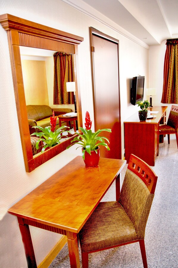 Living area | 82-cm LCD TV with cable channels, TV, computer monitors - Actor Hotel Budapest  (Budapest)