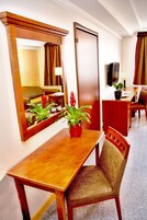 Περιοχή καθιστικού | Τηλεόραση LCD 82 εκ. με καλωδιακά κανάλια, τηλεοράσεις