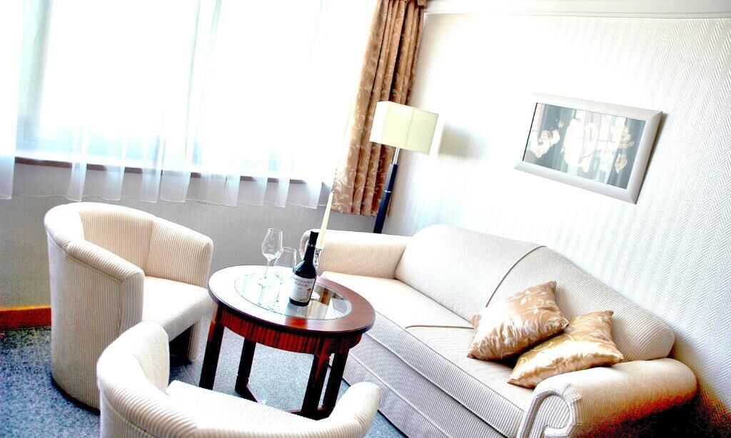 Televisión LCD 82 cm con canales de televisión por cable, televisión