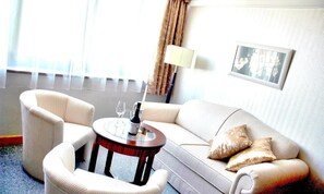 Een 82-cm lcd-televisie met kabelzenders en televisie