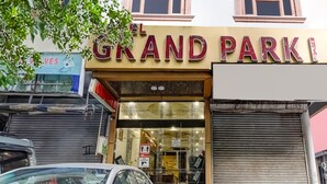 A building with a sign reading "El GRAND PARK". - Hotel Grand Park Inn (New Delhi)