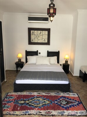 Double Room, Private Bathroom (Juliana) | Iron/ironing board, free WiFi