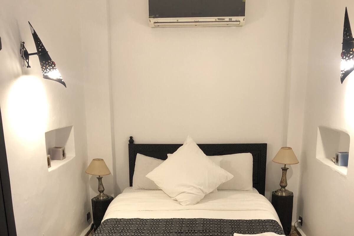 Double Room, Private Bathroom (Jasmin) | Iron/ironing board, WiFi (free)