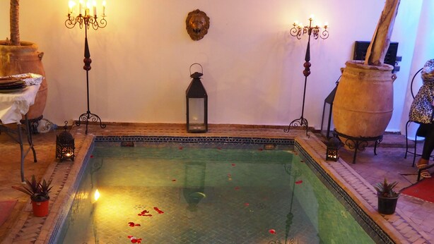 Outdoor pool, pool umbrellas, sun loungers - Riad Eldar (Marrakech)