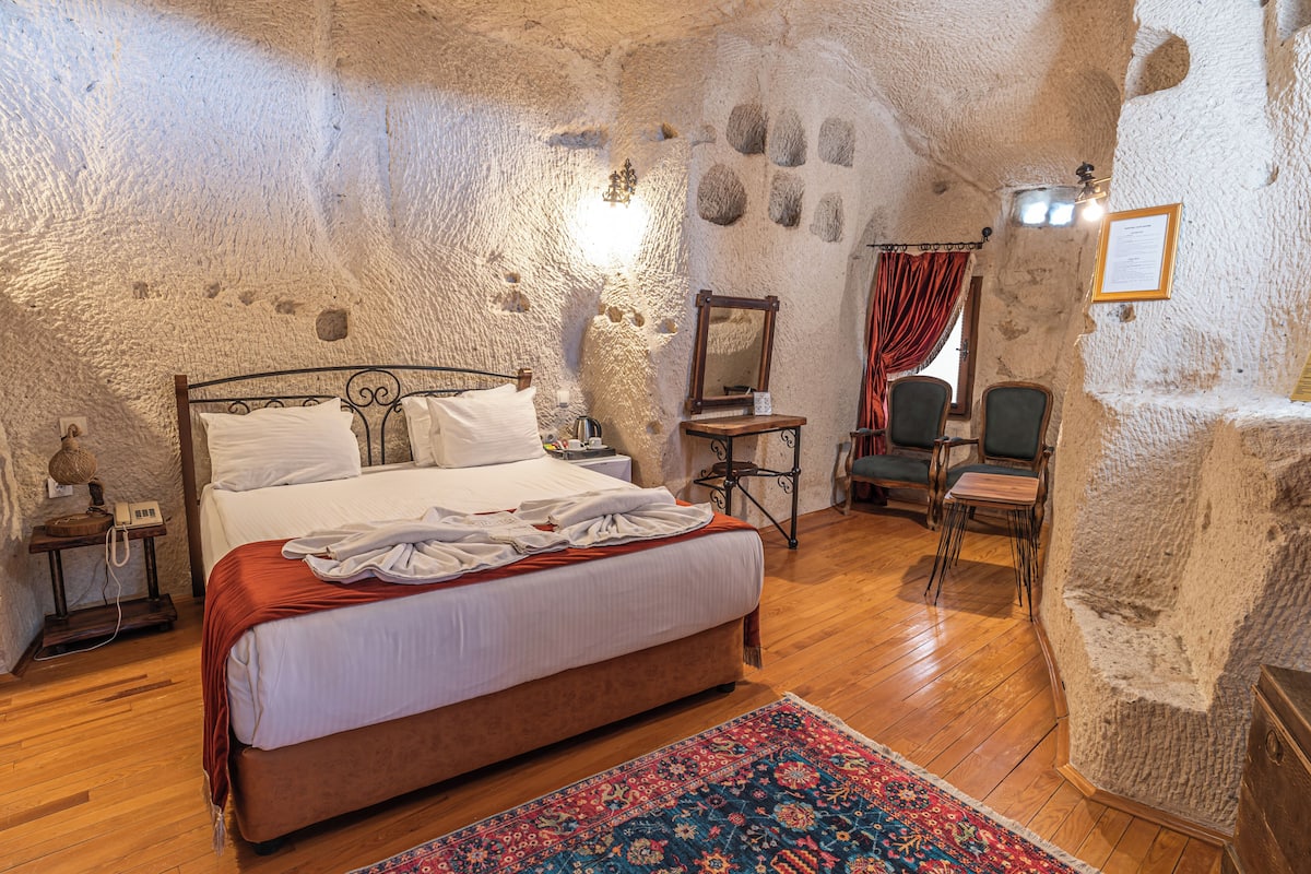 Traditional Double Room | Premium bedding, minibar, soundproofing, iron/ironing board