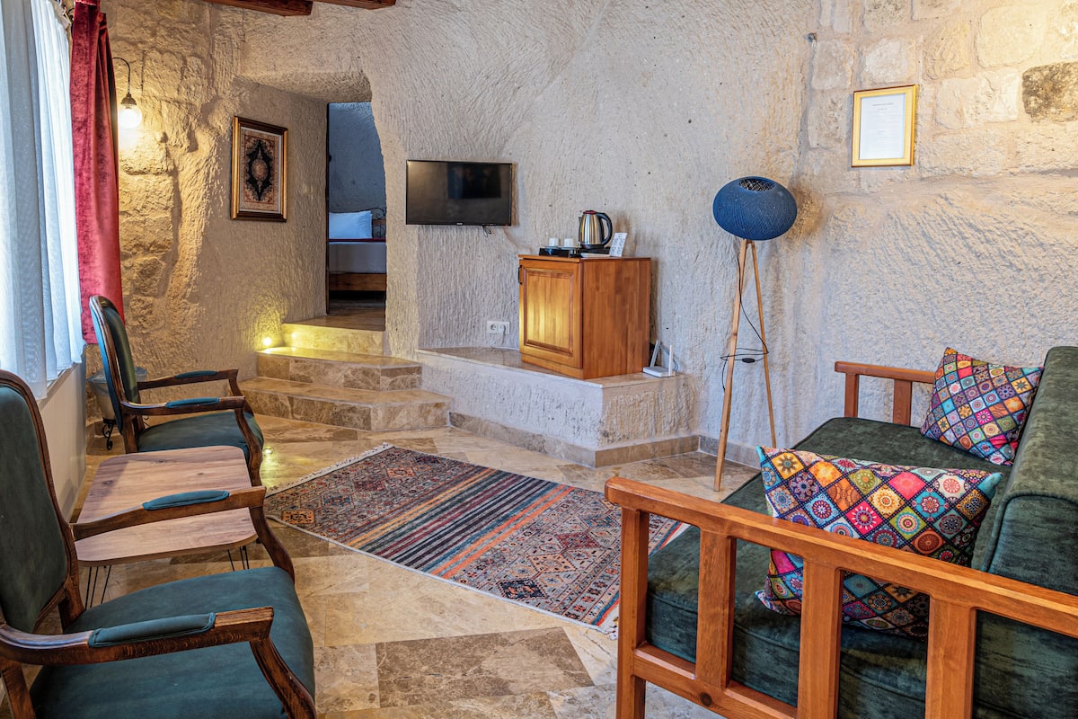 Premium Studio Suite | Living area | 24-inch TV with cable channels