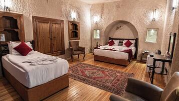 Tripla Deluxe | Biancheria da letto di alta qualità, minibar, Wi-Fi gratuito, lenzuola