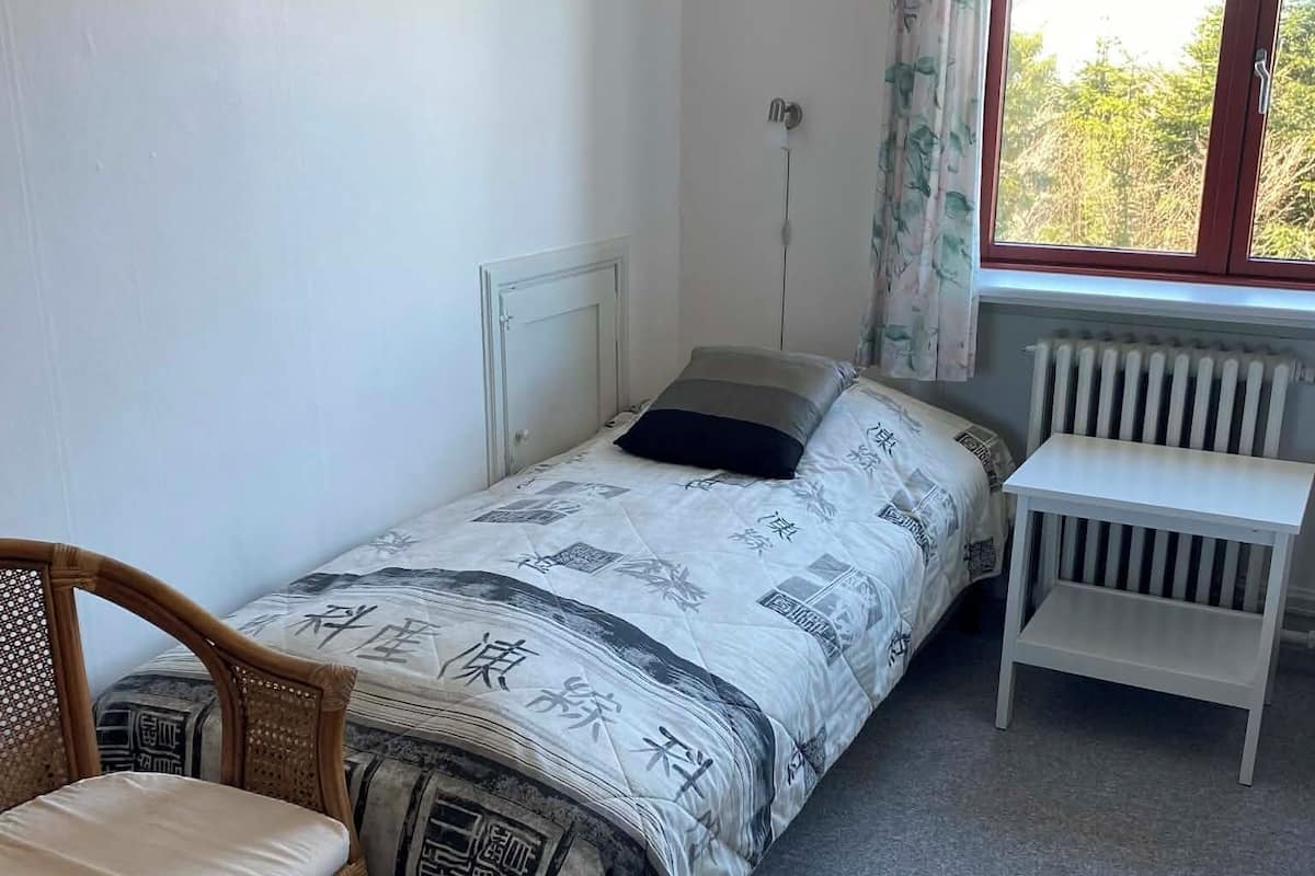 Single Room (Linen Excluded)