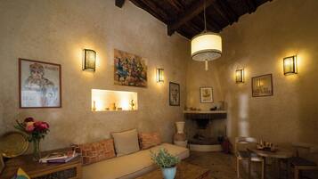 Una sala de estar acogedora con sofá, mesa de centro y chimenea.