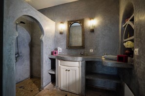 Standard Room, 1 Bedroom, Accessible, Ensuite | Bathroom | Free toiletries, hair dryer, towels, soap