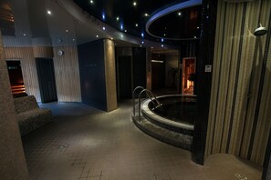 单人房 | 客房内保险箱、办公桌、婴儿床、折叠床/加床（额外收费）