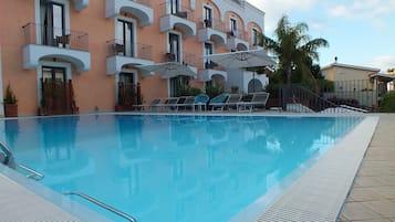 Utomhuspool med öppettider 09.30 till 19.00, och solstolar
