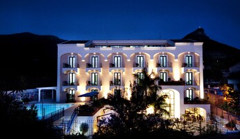 Fachada de la propiedad por la tarde o noche