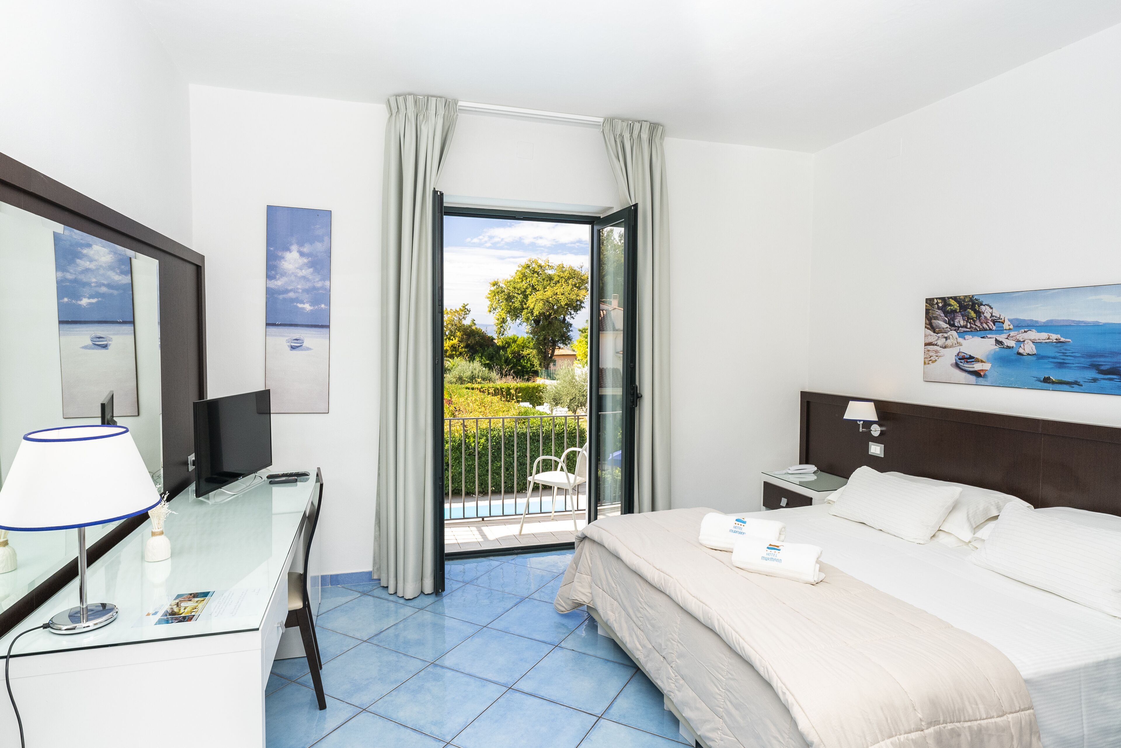 superior double room, 1 queen bed, balcony | minibar, in-room safe, desk, free wifi