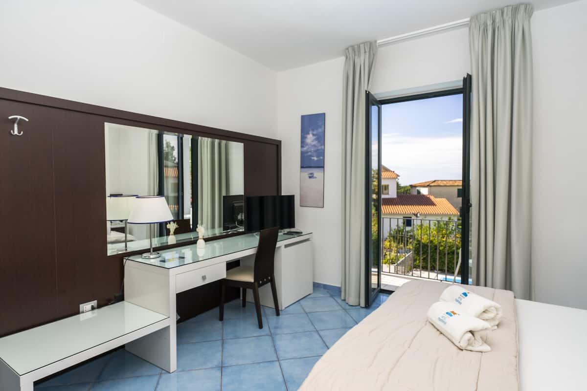 superior double room, 1 queen bed, balcony | minibar, in-room safe, desk, free wifi