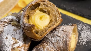 Primer plano de un pastel con relleno cremoso, espolvoreado con azúcar glas.