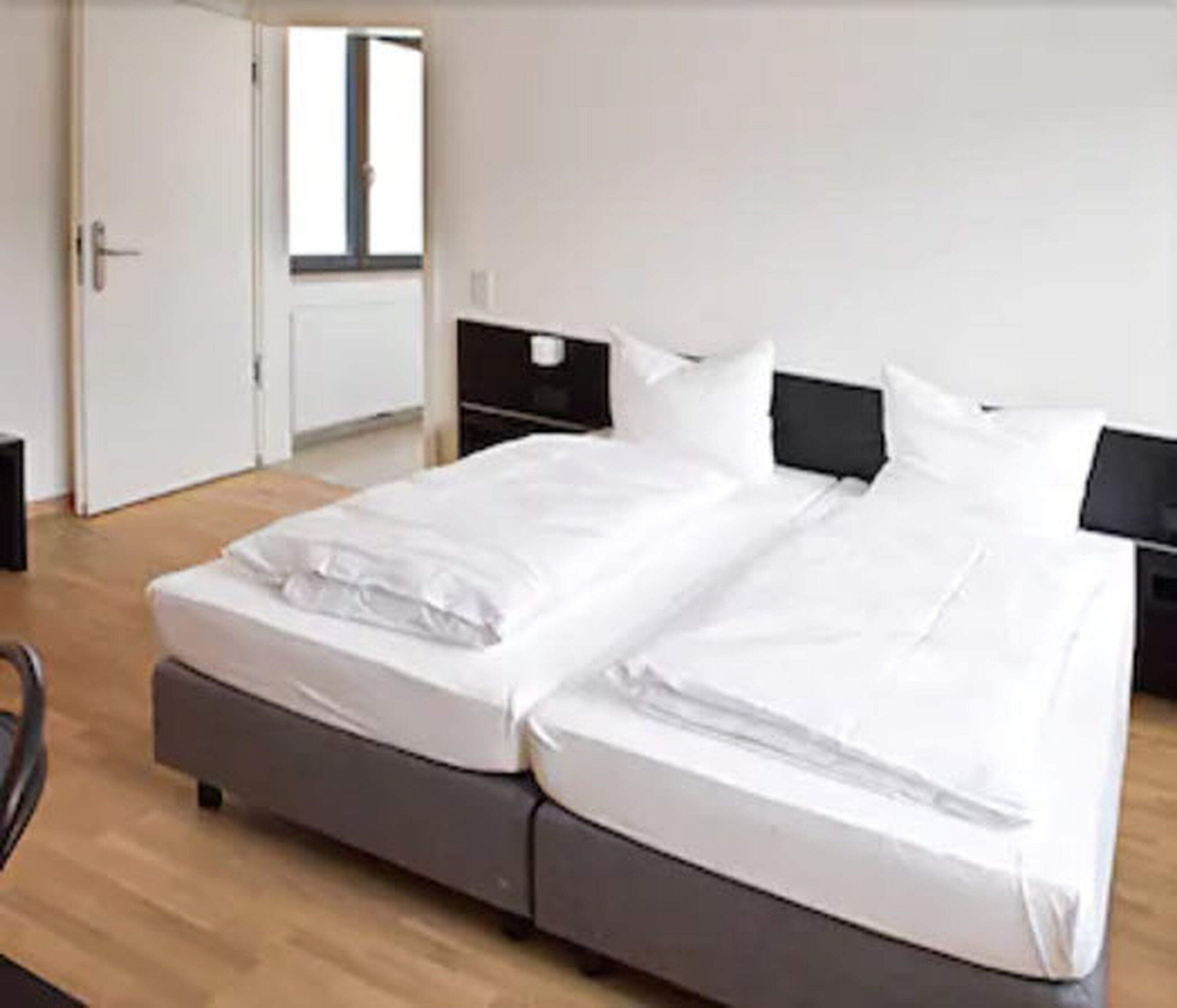 hypo-allergenic bedding, minibar, desk, soundproofing