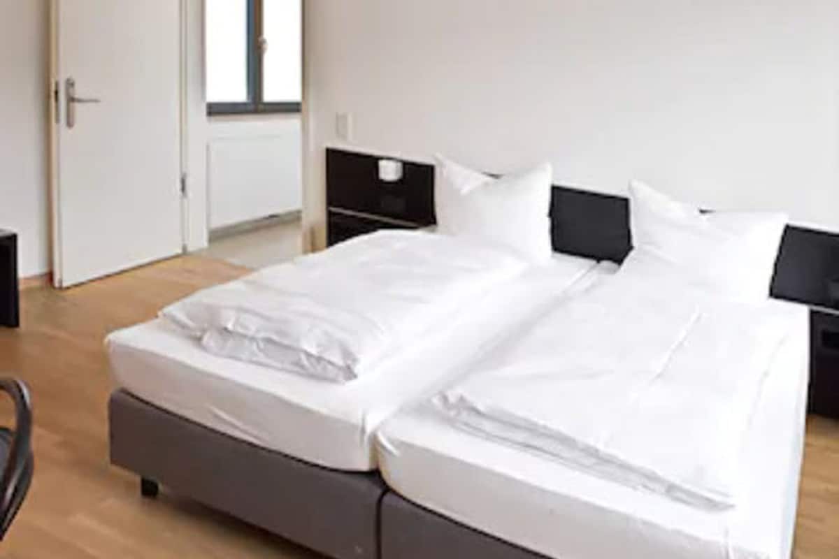 hypo-allergenic bedding, minibar, desk, soundproofing