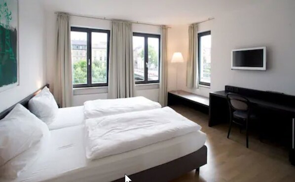 Habitación doble | Ropa de cama hipoalergénica, minibar, escritorio y insonorización 