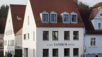 Un edificio con el letrero "CAFE TANDEM HOTEL", que indica que se trata de un hotel.