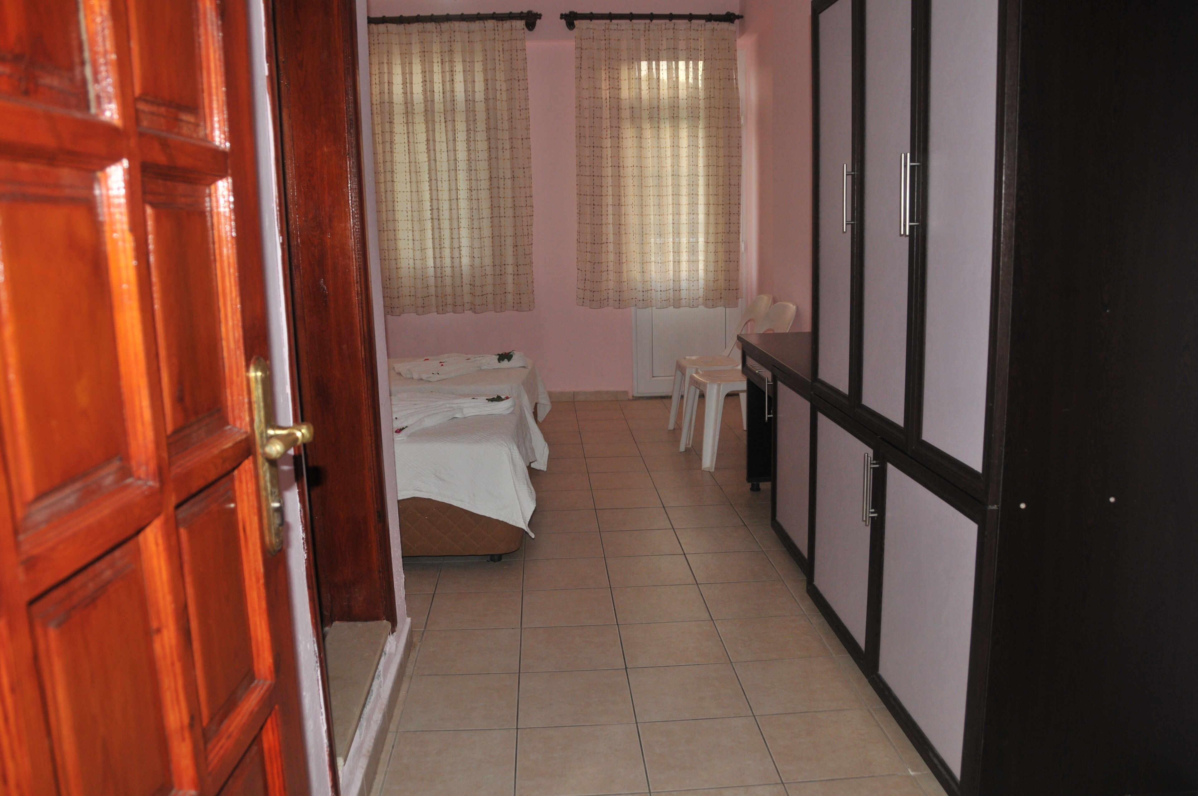 Una habitación con una cama, un escritorio y una silla.
