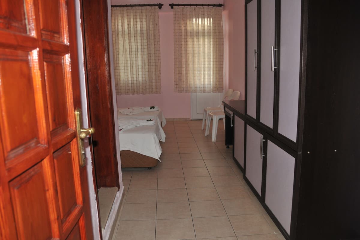 Una habitación con una cama, un escritorio y una silla.