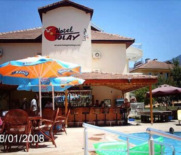 Seasonal outdoor pool, pool umbrellas, sun loungers - Tolay Hotel (Fethiye)