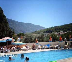 Seasonal outdoor pool, pool umbrellas, sun loungers - Tolay Hotel (Fethiye)