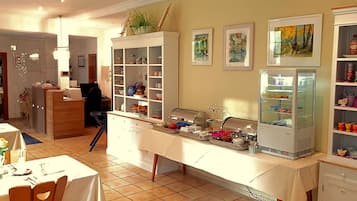 Desayuno buffet (EUR 18 por persona)