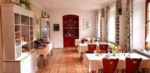 Daily buffet breakfast (EUR 18 per person) - Boutiquehotel Goldene Rose (Rothenburg ob der Tauber)