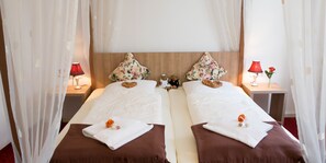 Premium bedding, pillow-top beds, individually decorated - Boutiquehotel Goldene Rose (Rothenburg ob der Tauber)
