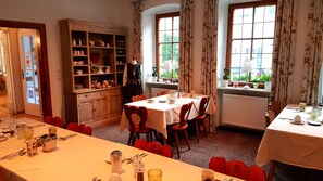 Tägliches Frühstücksbuffet gegen Gebühr