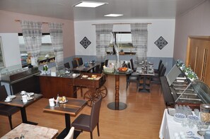 Tägliches Frühstücksbuffet gegen Gebühr